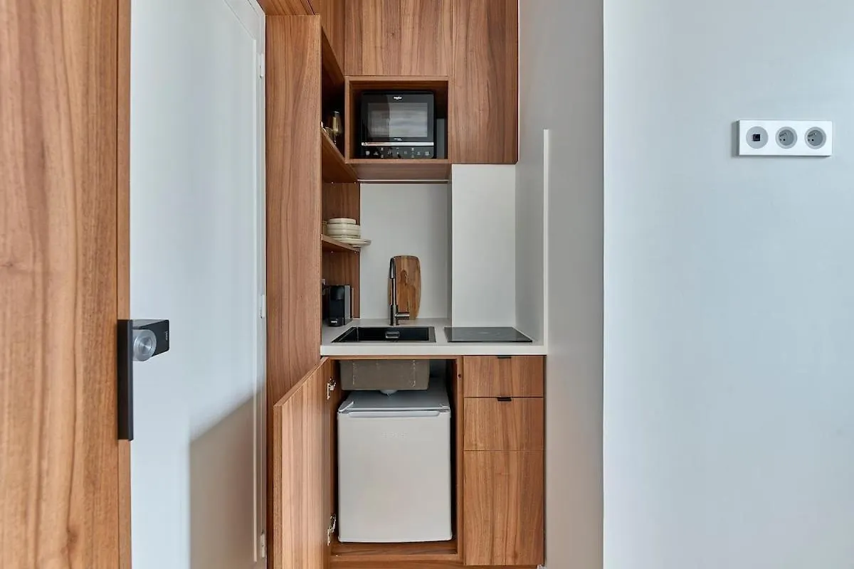 Lively & Trendy Neighborhood Metro L11 Apartment Paris