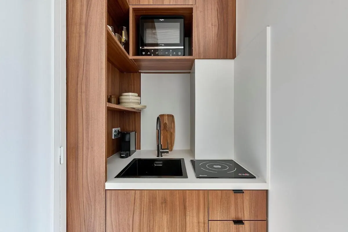 Lively & Trendy Neighborhood Metro L11 Apartment Paris