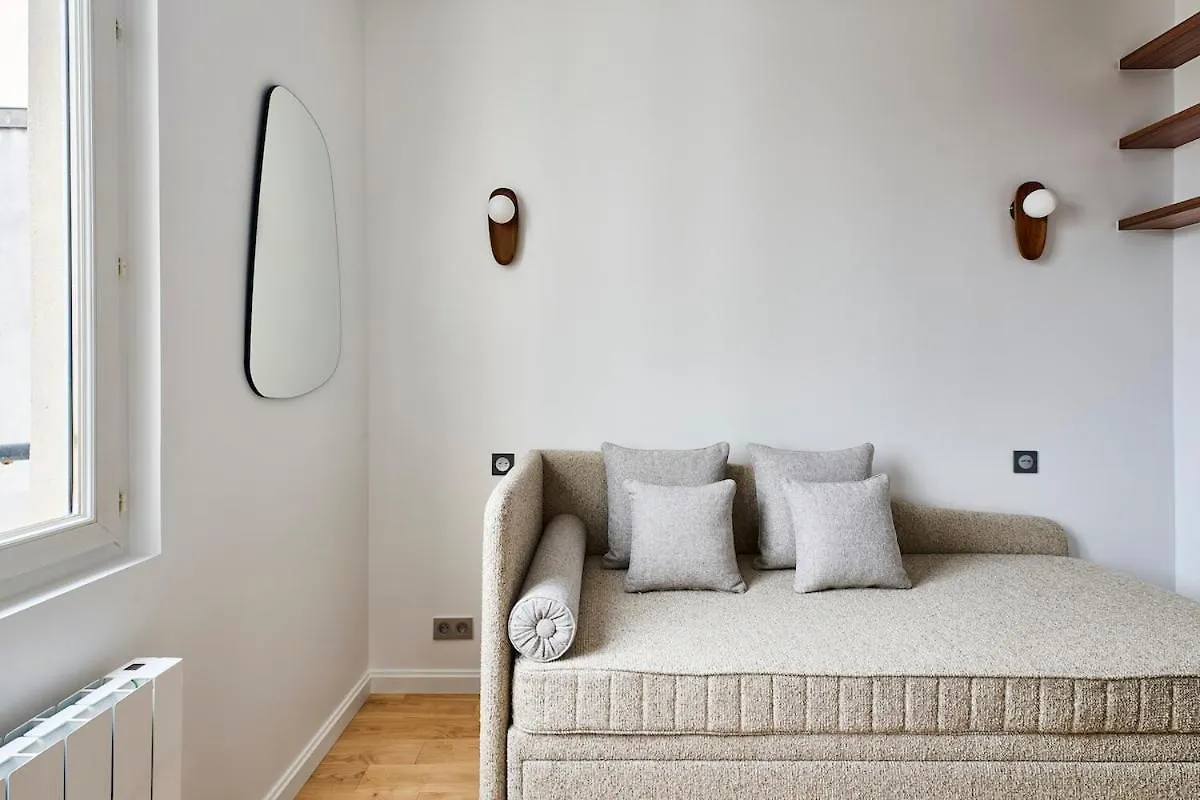Lively & Trendy Neighborhood Metro L11 Apartment Paris