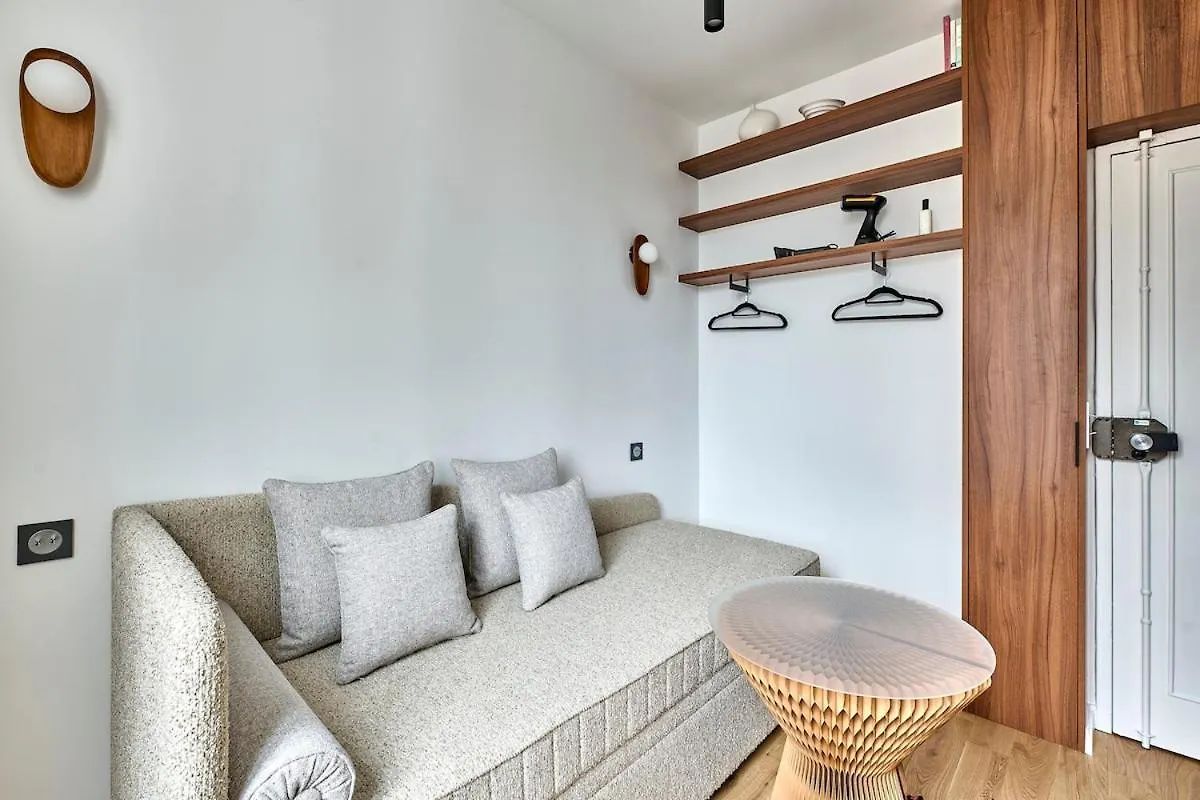 Lively & Trendy Neighborhood Metro L11 Apartment Paris