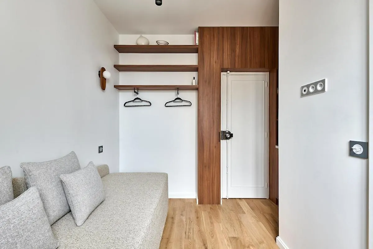 Lively & Trendy Neighborhood Metro L11 Apartment Paris 0*,