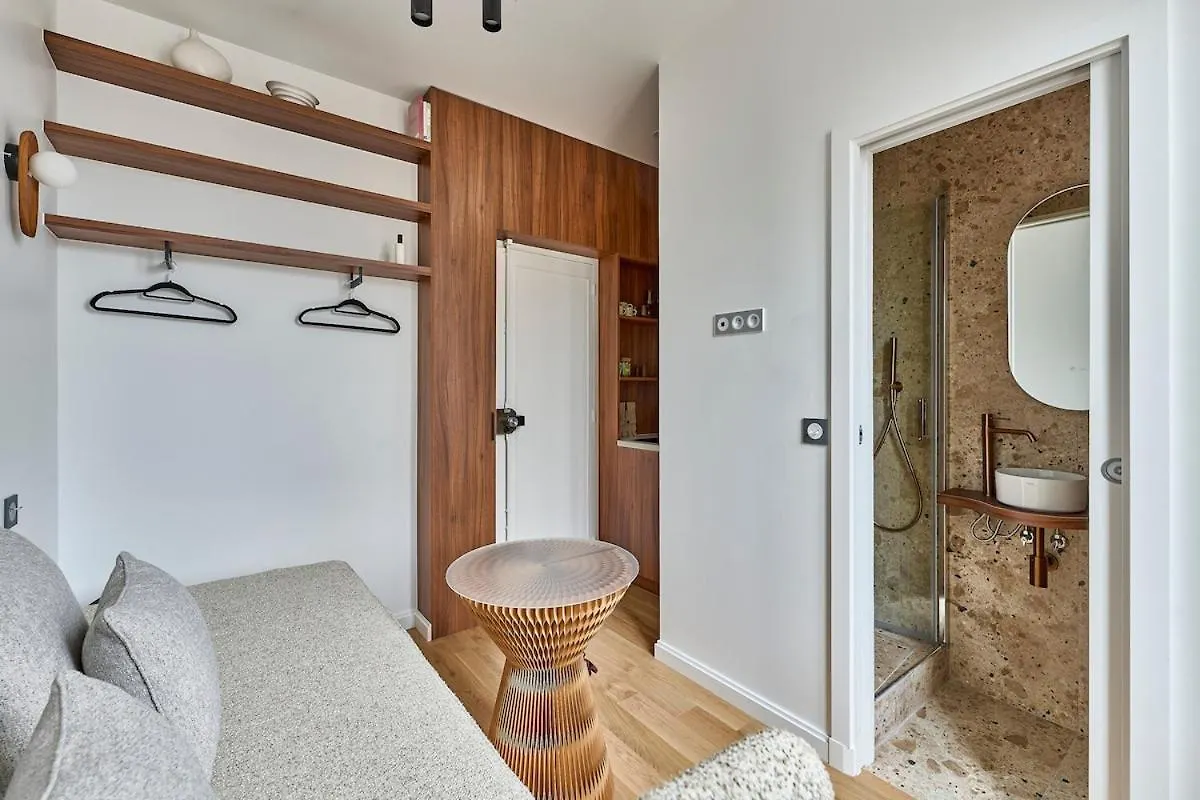 Lively & Trendy Neighborhood Metro L11 Apartment Paris France