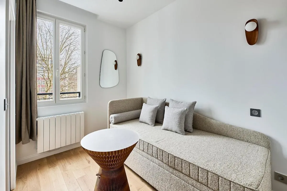 Lively & Trendy Neighborhood Metro L11 Apartment Paris