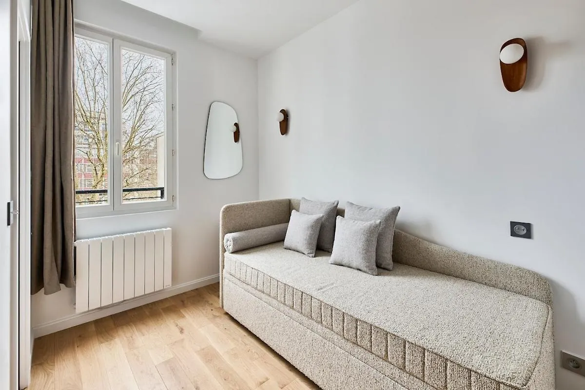 Lively & Trendy Neighborhood Metro L11 Apartment Paris